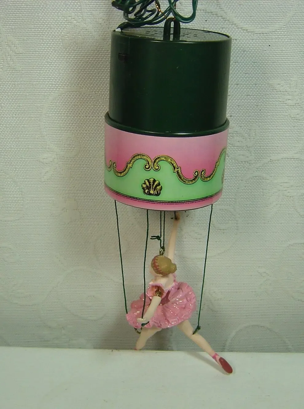 2002 SANTA'S ACTION WORLD MERRY MARIONETTES BALLERINA ORNAMENT-SOUND & MOTION